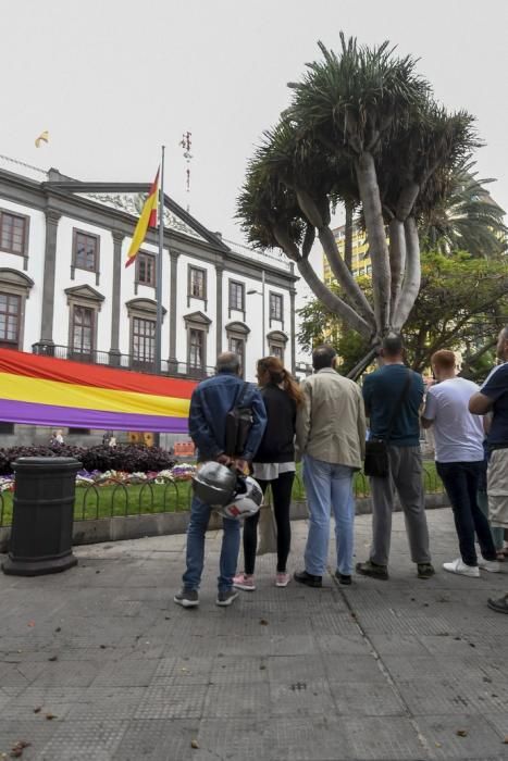 17-07-19 CANARIAS Y ECONOMIA. PARQUE DE SAN TELMO. LAS PALMAS DE GRAN CANARIA. Manifestacion, concentracion y despliegue de la bandera republicana delante del Palacio Militar. Fotos: Juan Castro.  | 17/07/2019 | Fotógrafo: Juan Carlos Castro