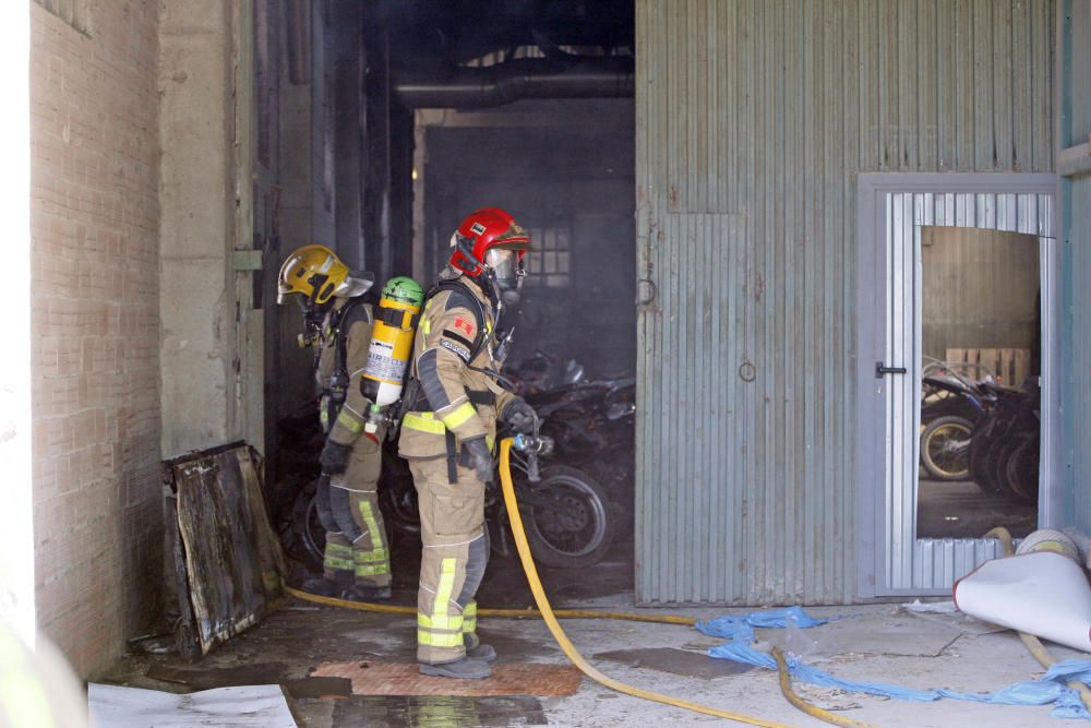 Un incendi ensorra el sostre d'una nau de Quart