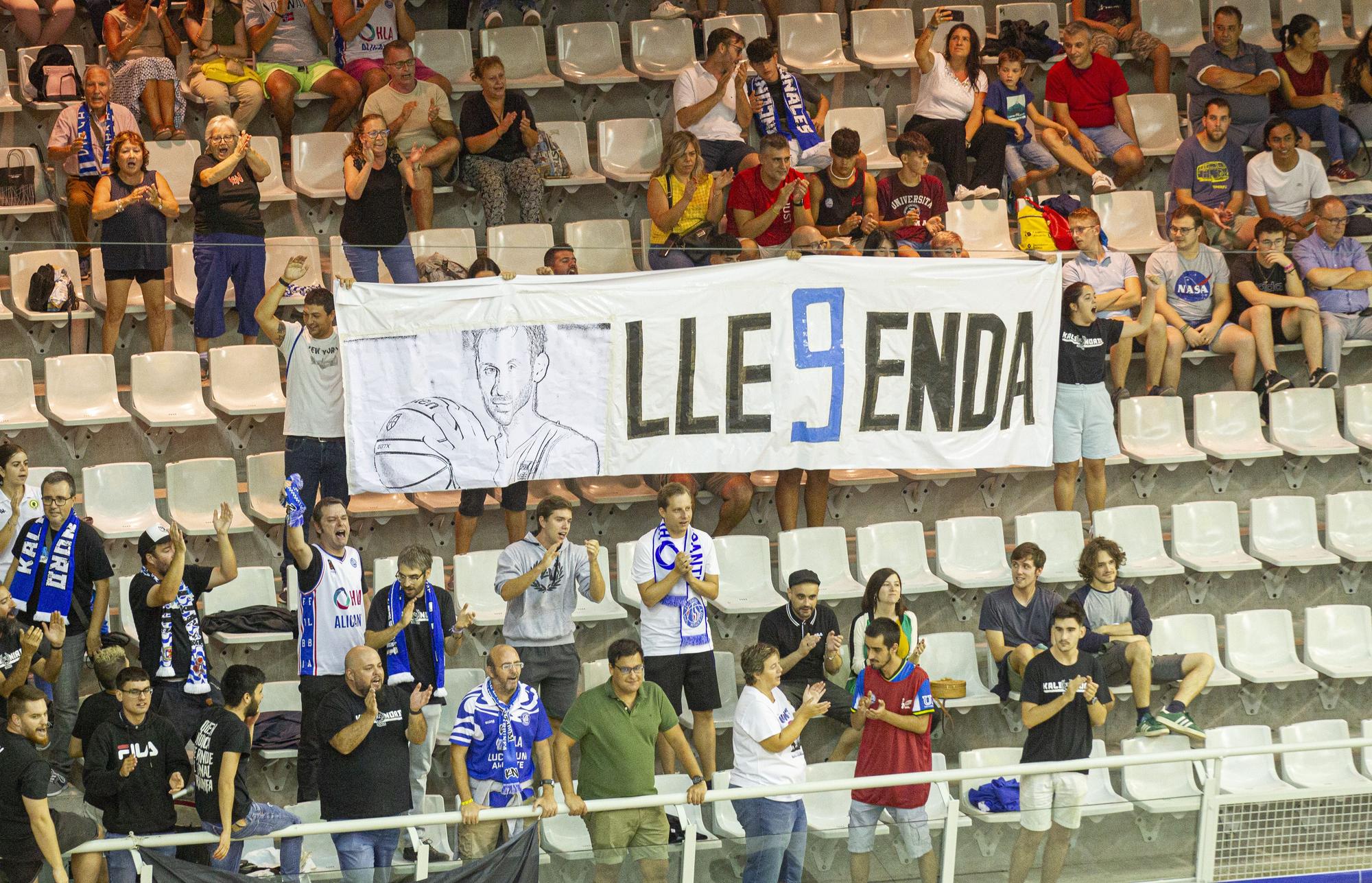 Los integrantes de la peña Kali Nord rinden su particular homenaje a Pedro Llompart dentro del CT.