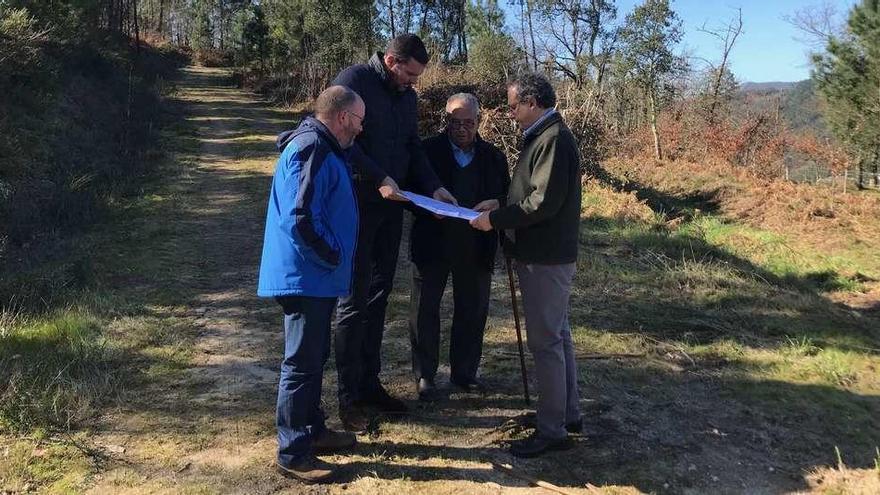 El alcalde de A Estrada y el director xeral de Desenvolvemento Rural, ayer, con vecinos en la parcelaria de Monte Val de Vea II.