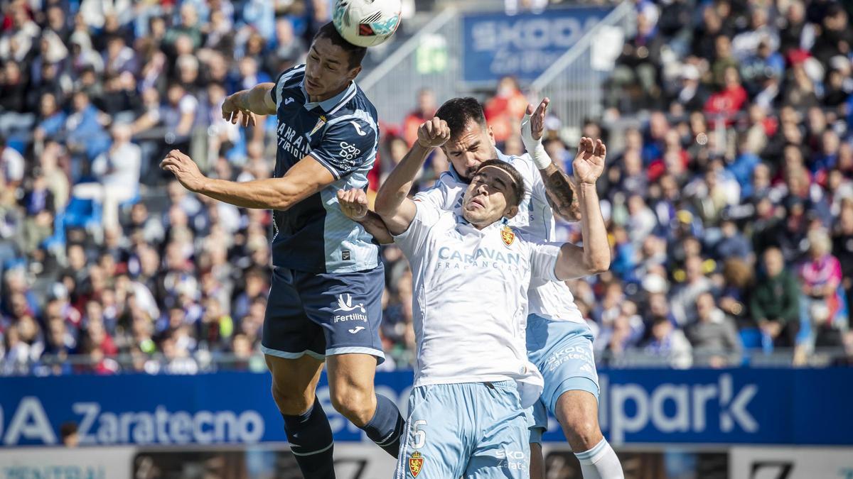 Adrián Fuentes gana la disputa de un balón aéreo durante el encuentro ante el Zaragoza.