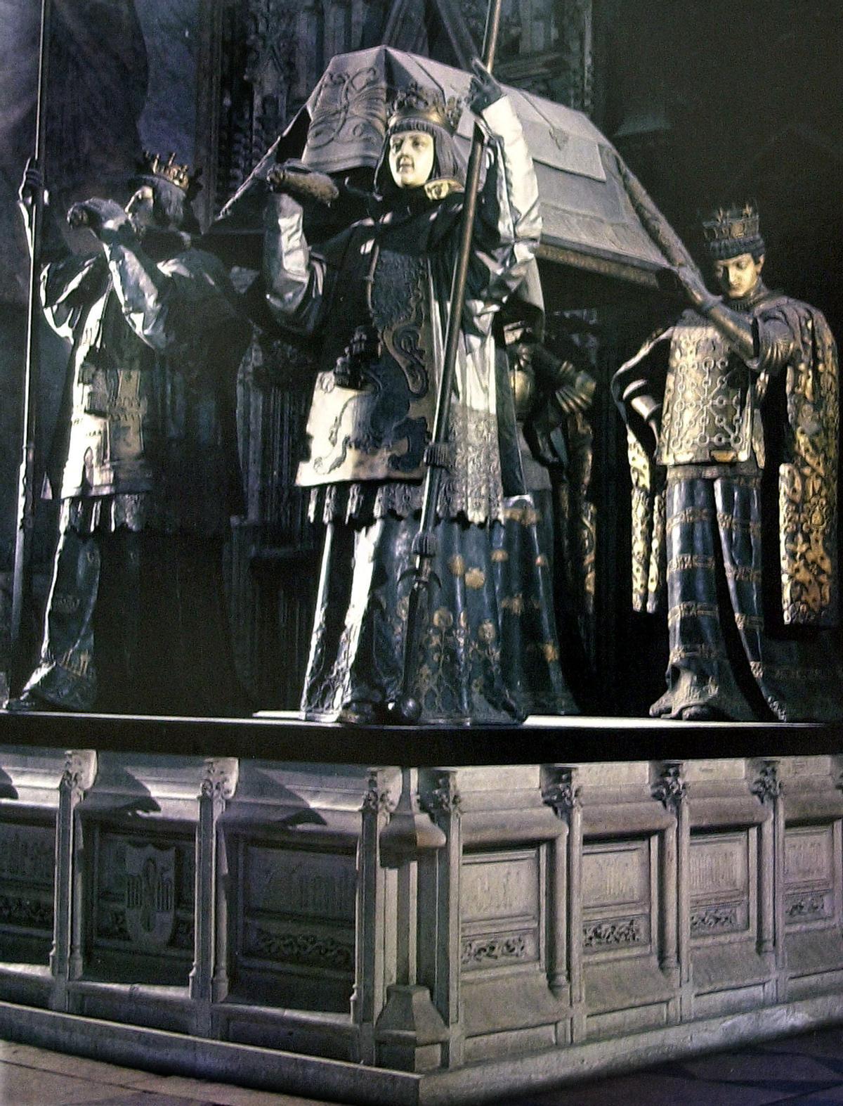 Tumba de Cristóbal Colón en la Catedral de Sevilla. Tumba de Cristóbal Colón en la Catedral de Sevilla.