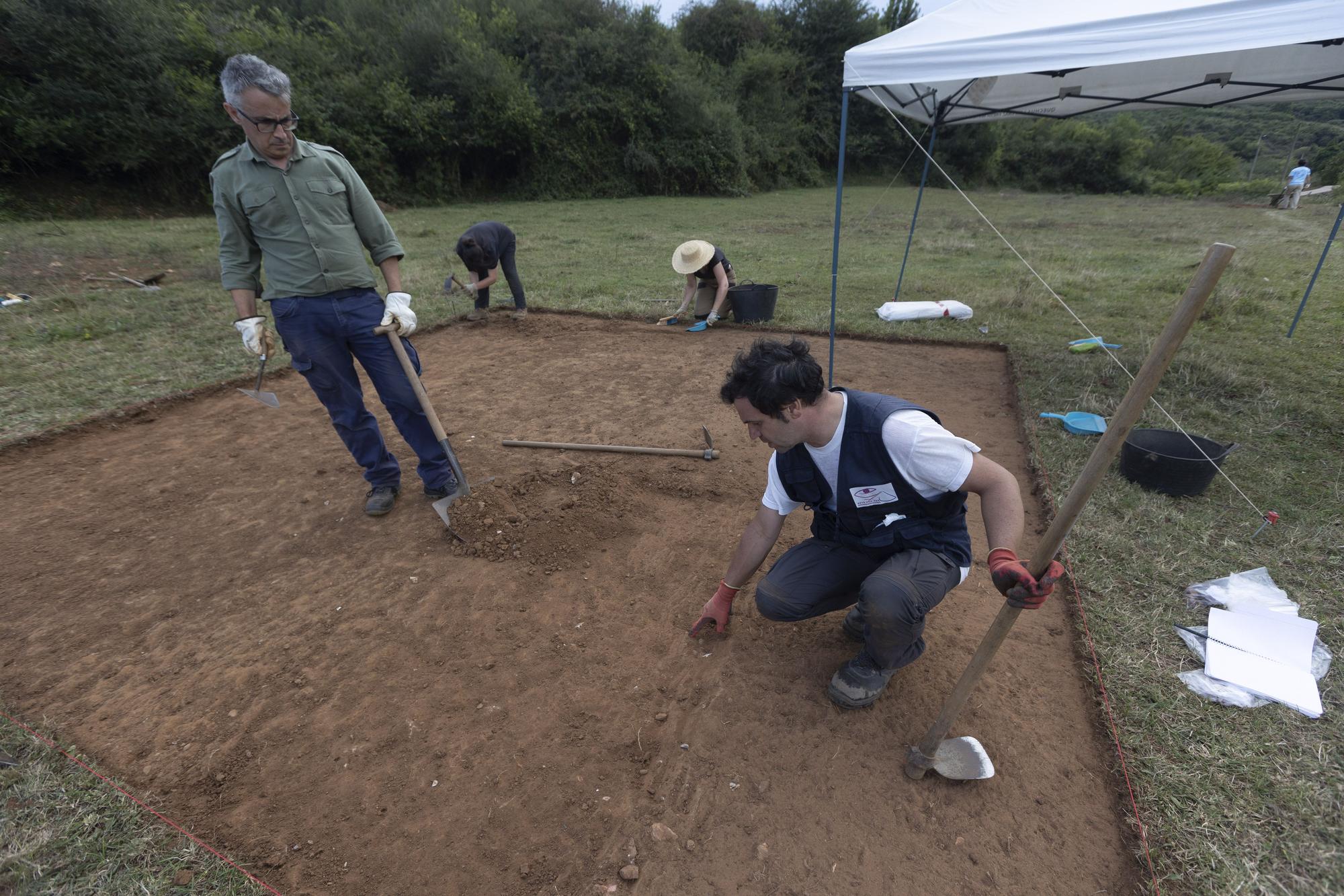 En imágenes: Así buscan los arqueólogos  la calzada romana que conectaba con la villa de La Estaca