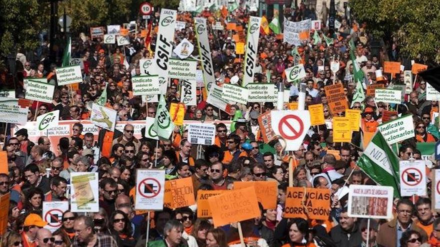 Funcionarios interinos de la Junta durante una reciente manifestación en Sevilla.