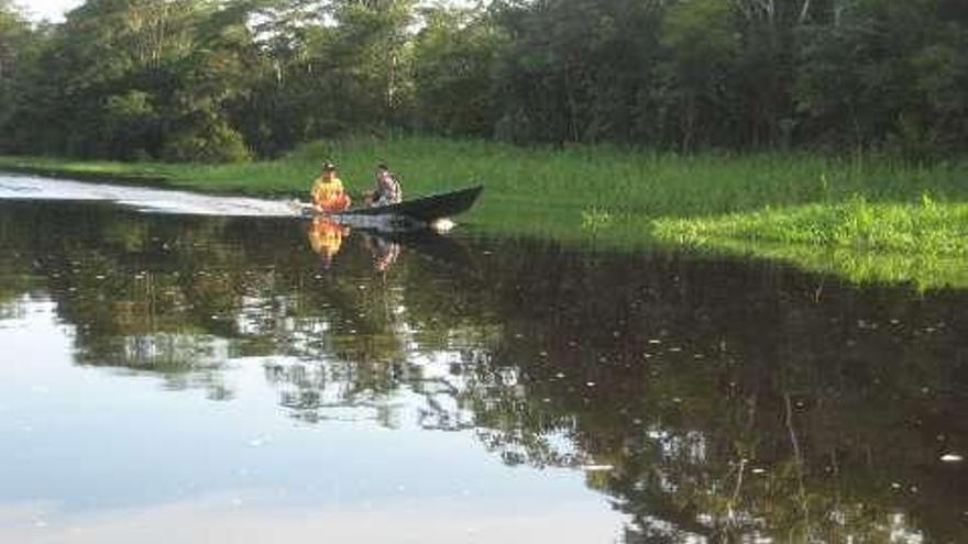 Canoa a motor en los márgenes del río Negro.