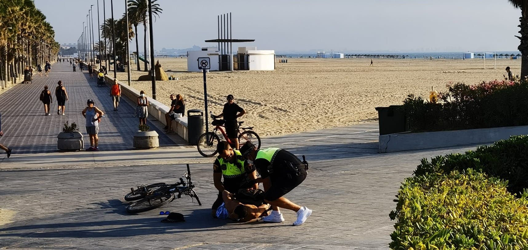 La policía local detiene a un carterista en la playa de la Malva-rosa