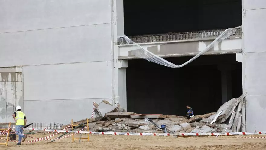 Fallece un trabajador atrapado debajo de una placa de hormigón en una empresa de Paterna