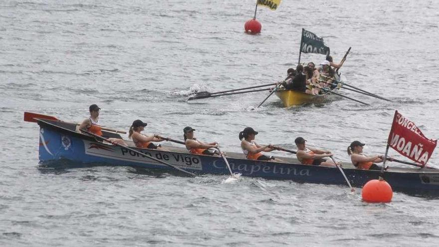 Un instante de una regata de trainerillas disputada en aguas de Meira. // Santos Álvarez