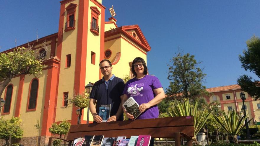 Pilar Márquez y Miguel Ángel Villalobos, esta semana en la plaza de San José Obrero de Carranque con libros de El Transbordador.