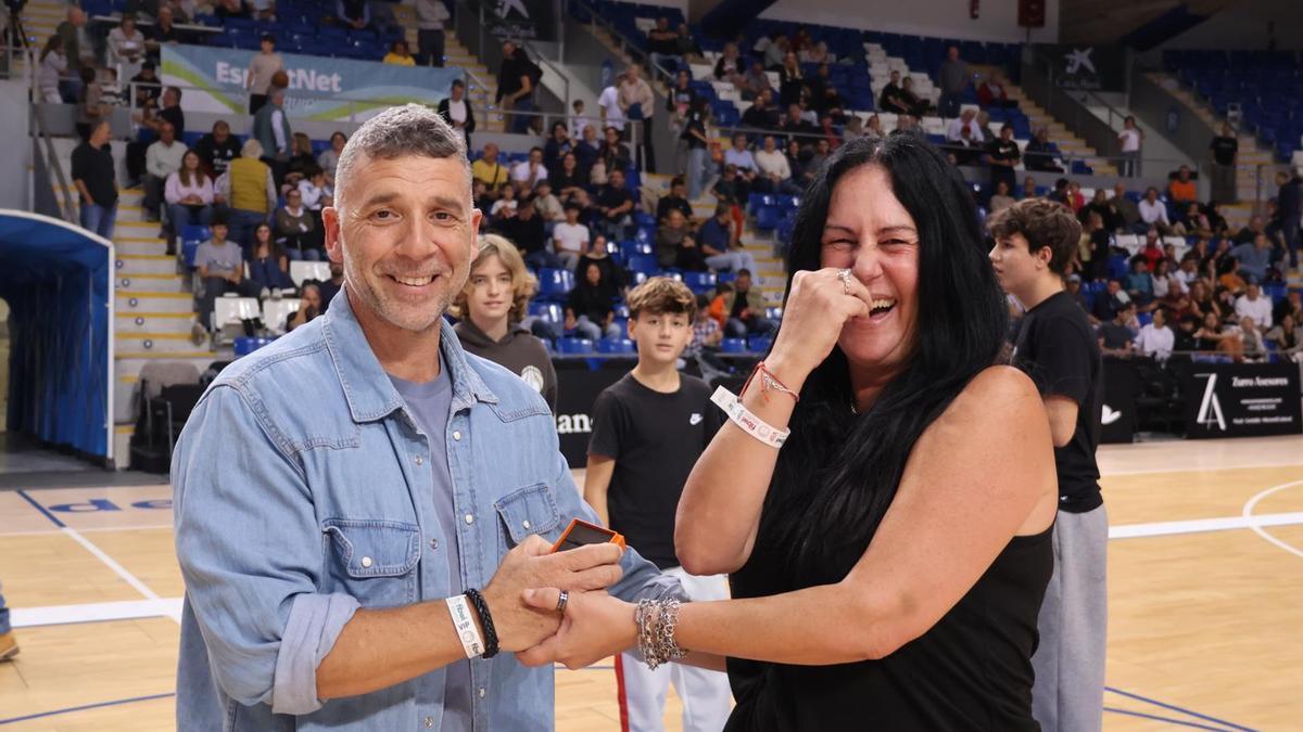 Miguel Ángel y Susana protagonizan una pedida de mano durante el descanso del partido entre Fibwi Mallorca y Ourense.
