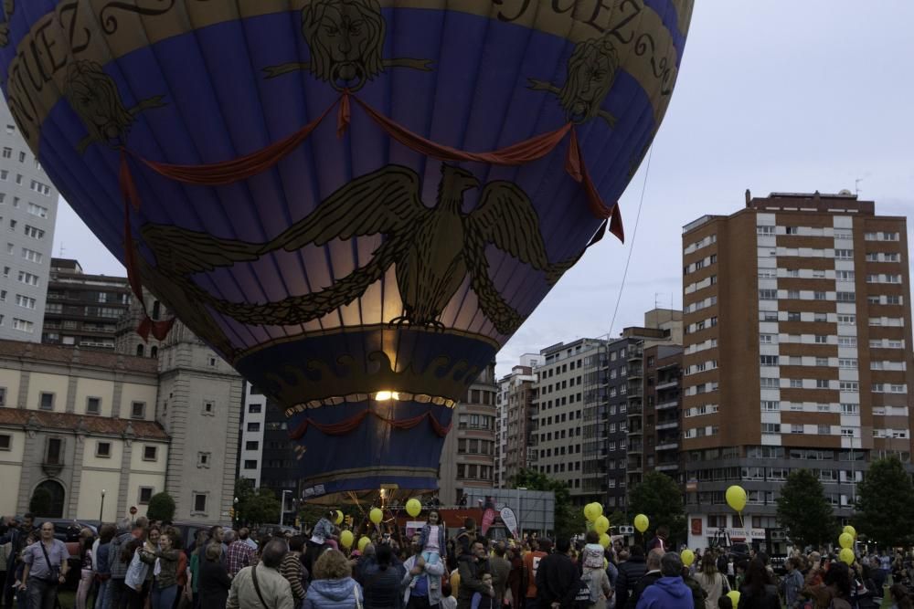 Los globos aerostáticos se iluminan con la música en el "solarón" de Gijón.