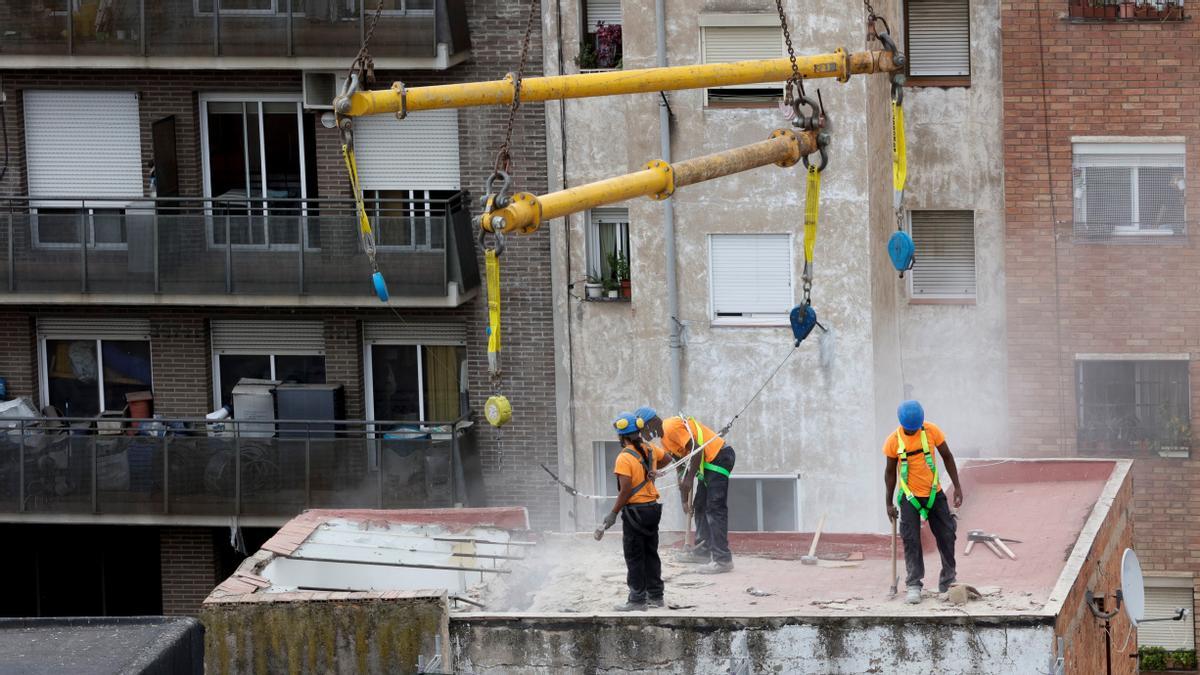 Operarios colgados de grúas desconstruirán edificios del pasaje Sigüenza