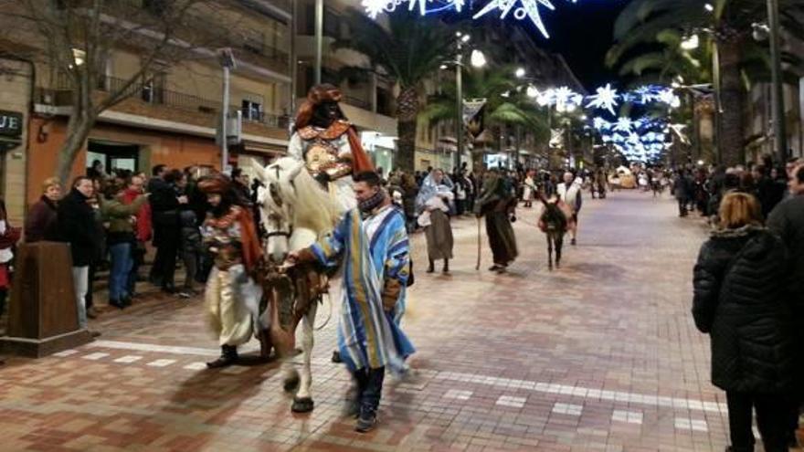 Cocentaina vive la fiesta con un desfile repleto de tradición