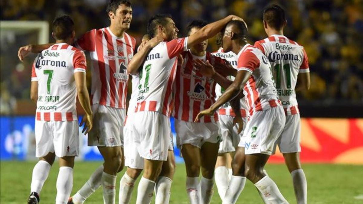 Los jugadores del Necaxa festejan un tanto.