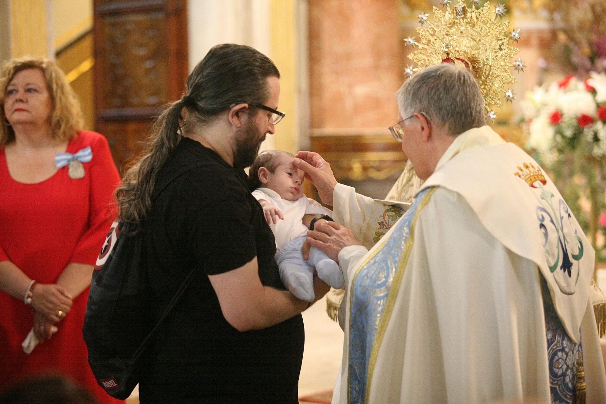 Paso por el manto de la Virgen de Lledó en Castelló