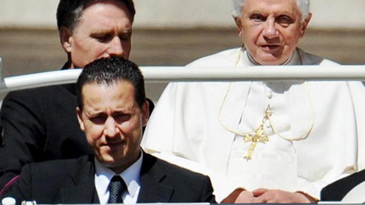 El mayordomo del Papa, Paolo Gabriele, en primer plano a la izquierda, junto a Benedicto XVI, en junio del 2010.