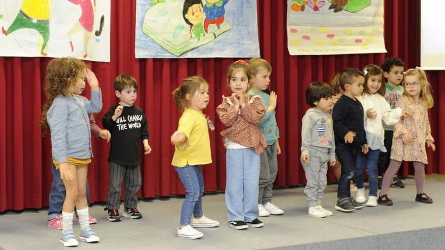 En Lourdes, abuelos y nietos disfrutaron de una tarde juntos en el colegio. Abajo y derecha, escolares de Vea recogiendo flores.   | // BERNABÉ/JAVIER LALÍN/VILLAR PARAMÁ