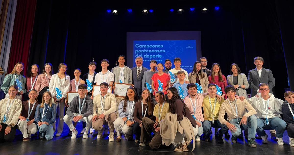 Premiados en la gala del deporte pontanesa junto a las autoridades asistentes.