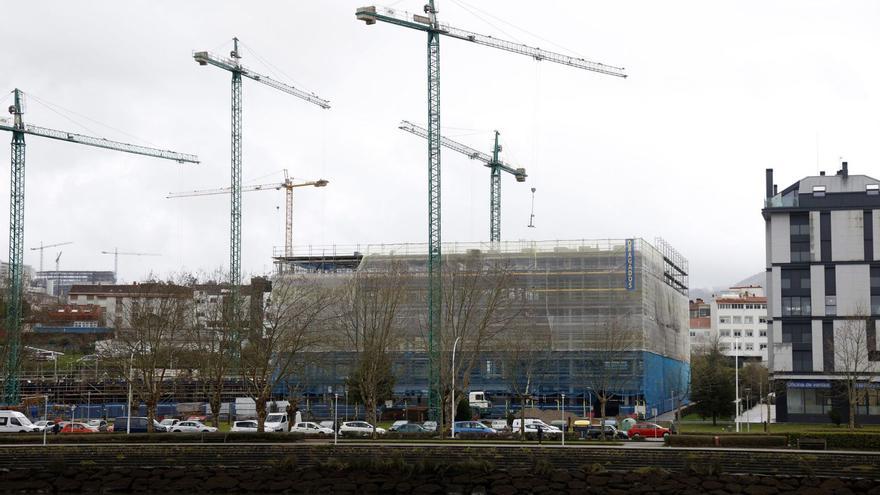 Obra de un edificio en construcción a orillas del río Lérez.   // GUSTAVO SANTOS