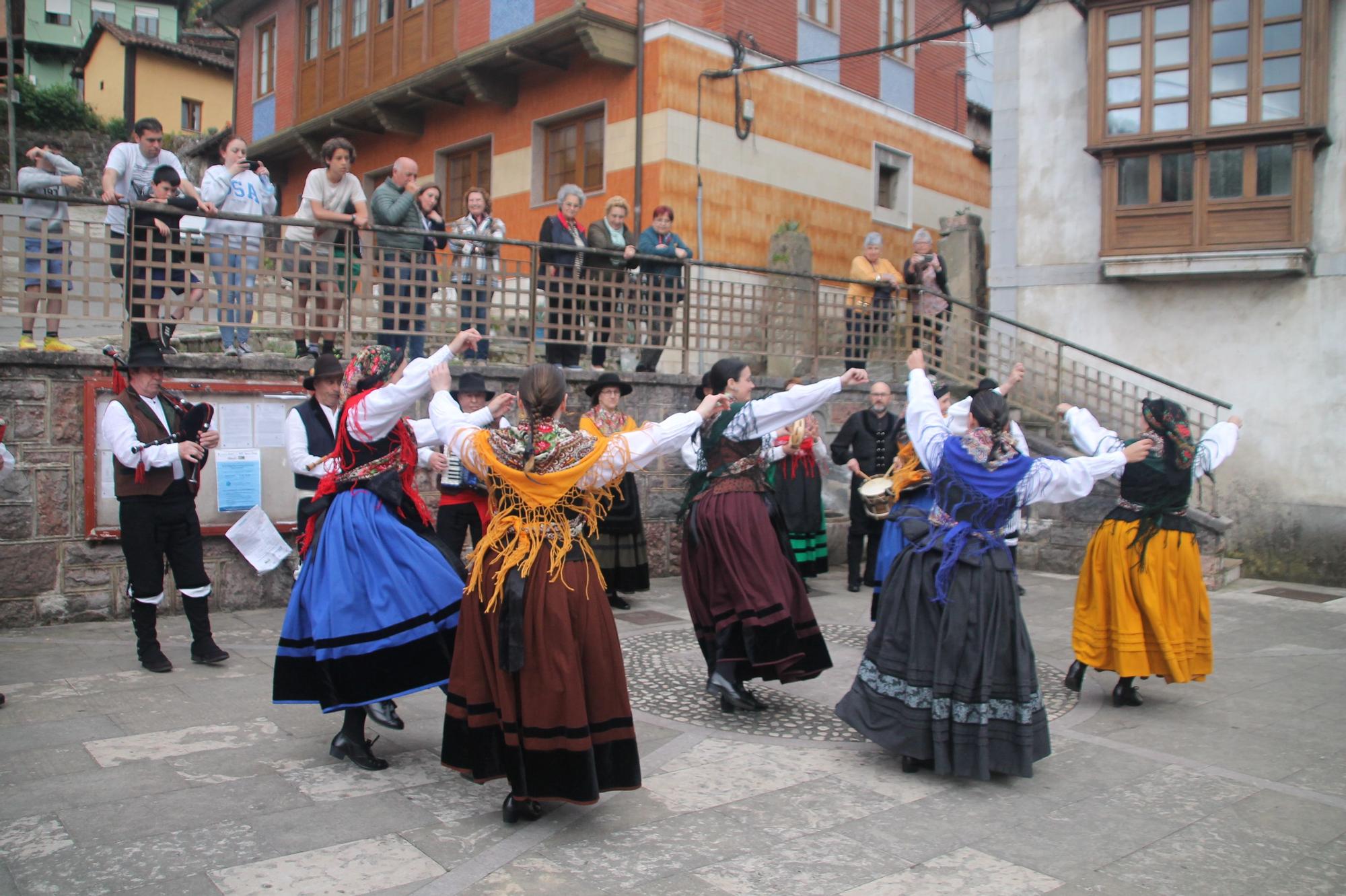 Vuelve el Mercáu Quirosán, con éxito de público, puestos de venta y exhibición de folclore