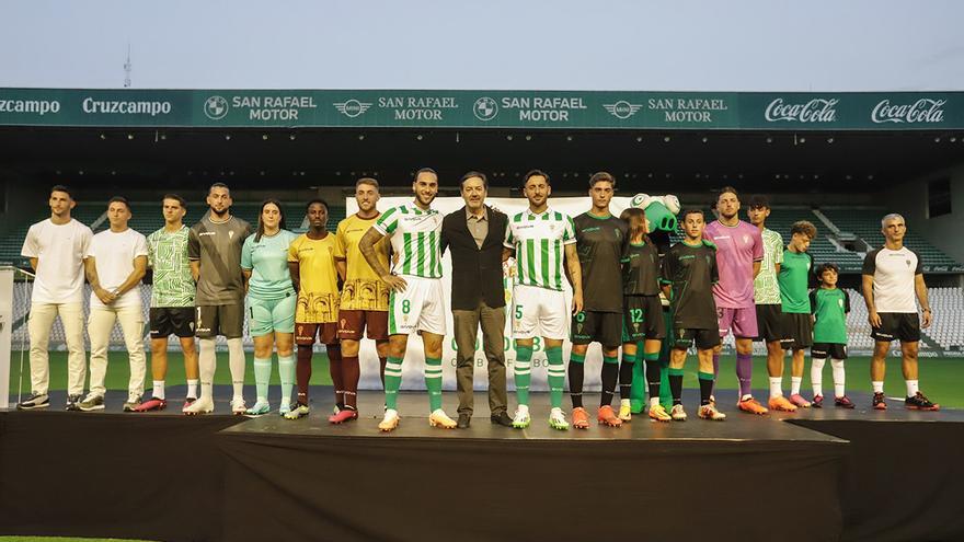El Córdoba CF estrena la Liga sin la camiseta blanquiverde y denuncia a Givova