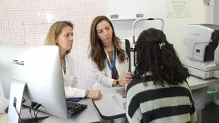 El Hospital Clínico San Carlos utiliza un novedoso tratamiento para frenar la progresión de la miopía en niños y adolescentes
