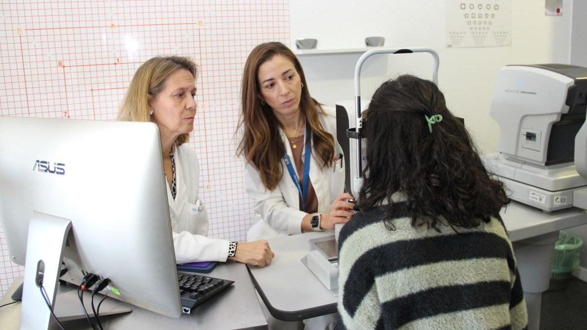 Las especialistas con una joven paciente