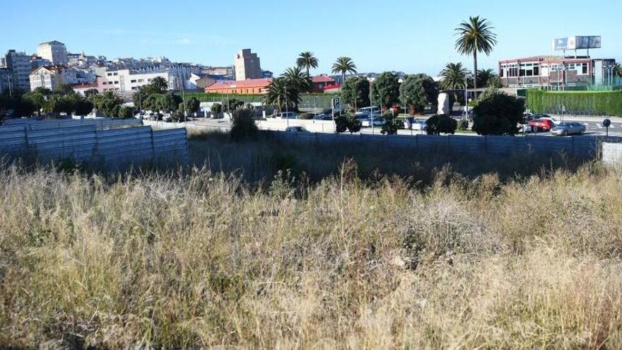 Parcela vallada del Ministerio de Defensa en A Maestranza.