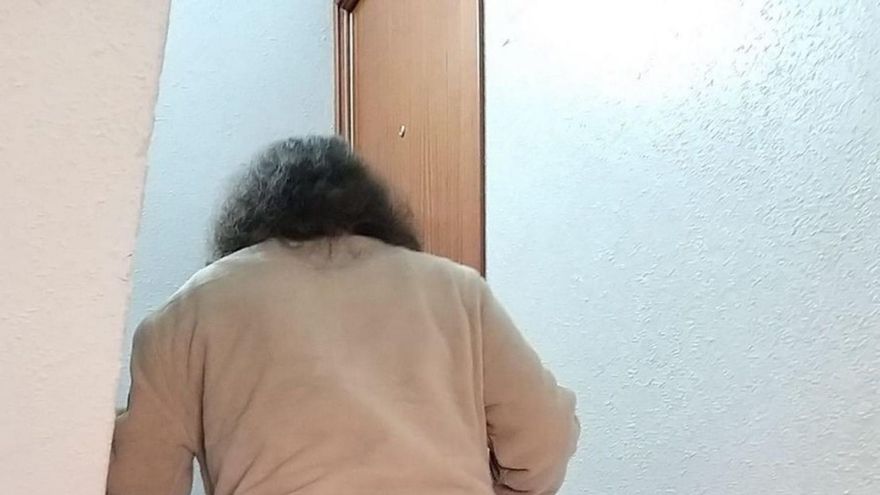 María se ayuda de un bastón para subir las escaleras de su casa. | A. B.