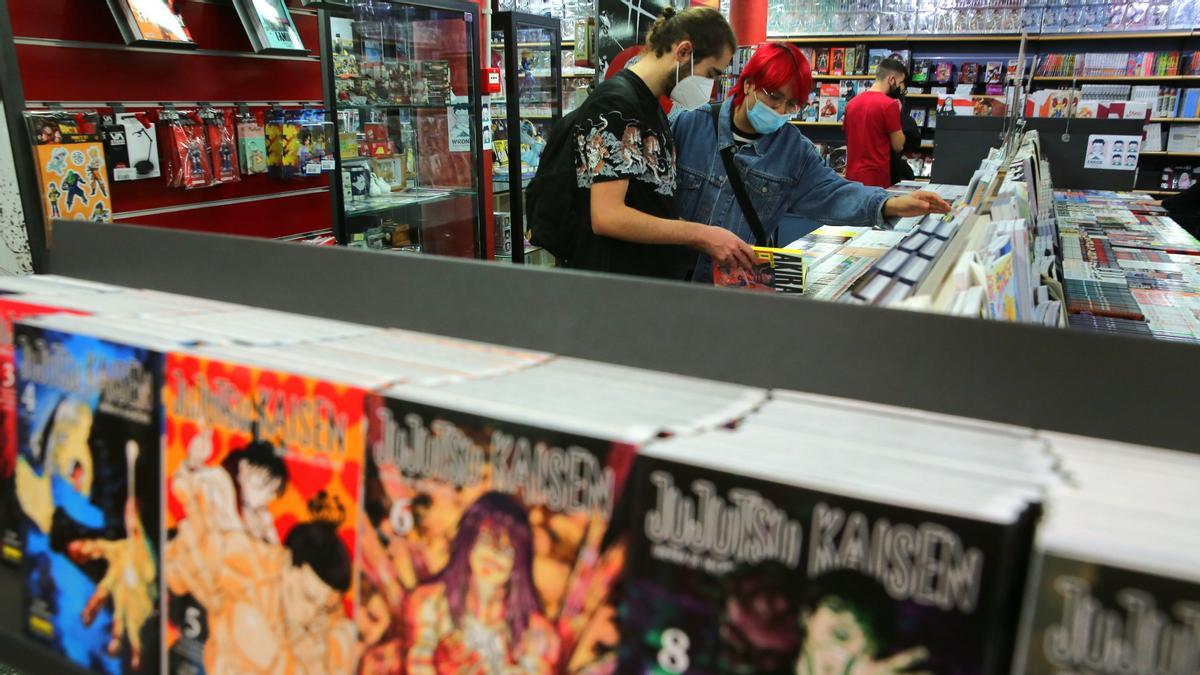 Lectores en la sección de manga de la librería Norma Cómics de Barcelona, a dos días del inicio del Manga Barcelona. 