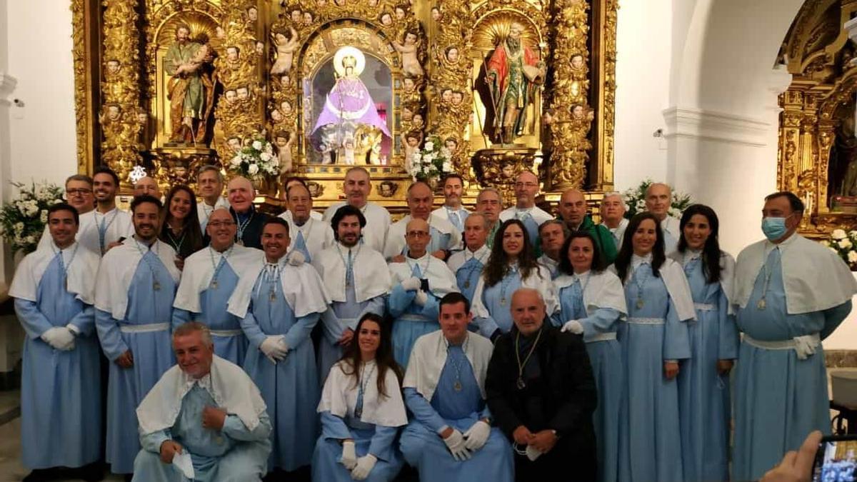 Foto de familia esta mañana en el santuario.