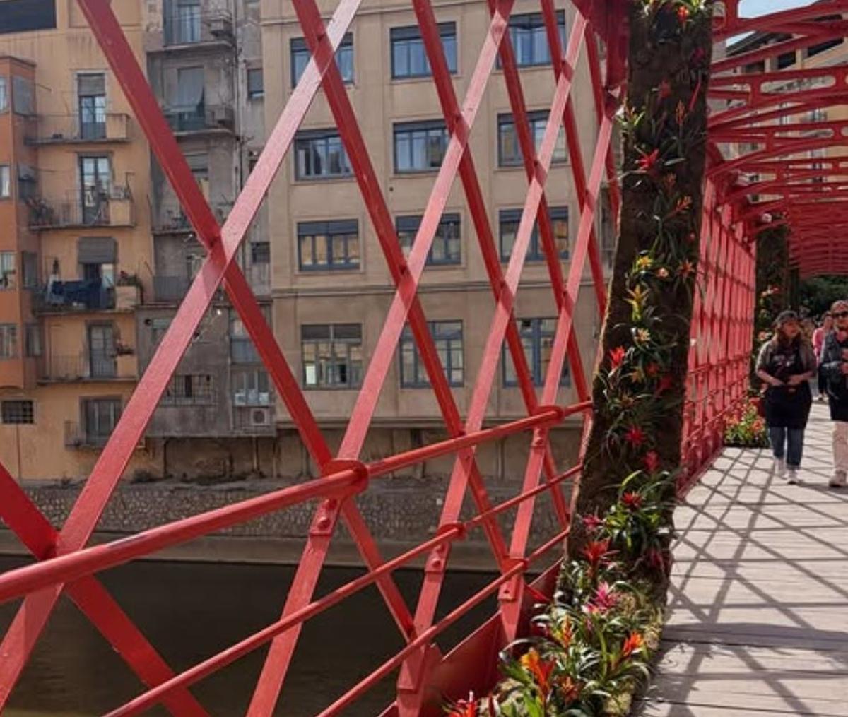 El pont de les Peixateries Velles amb un projecte de Temps de Flors.
