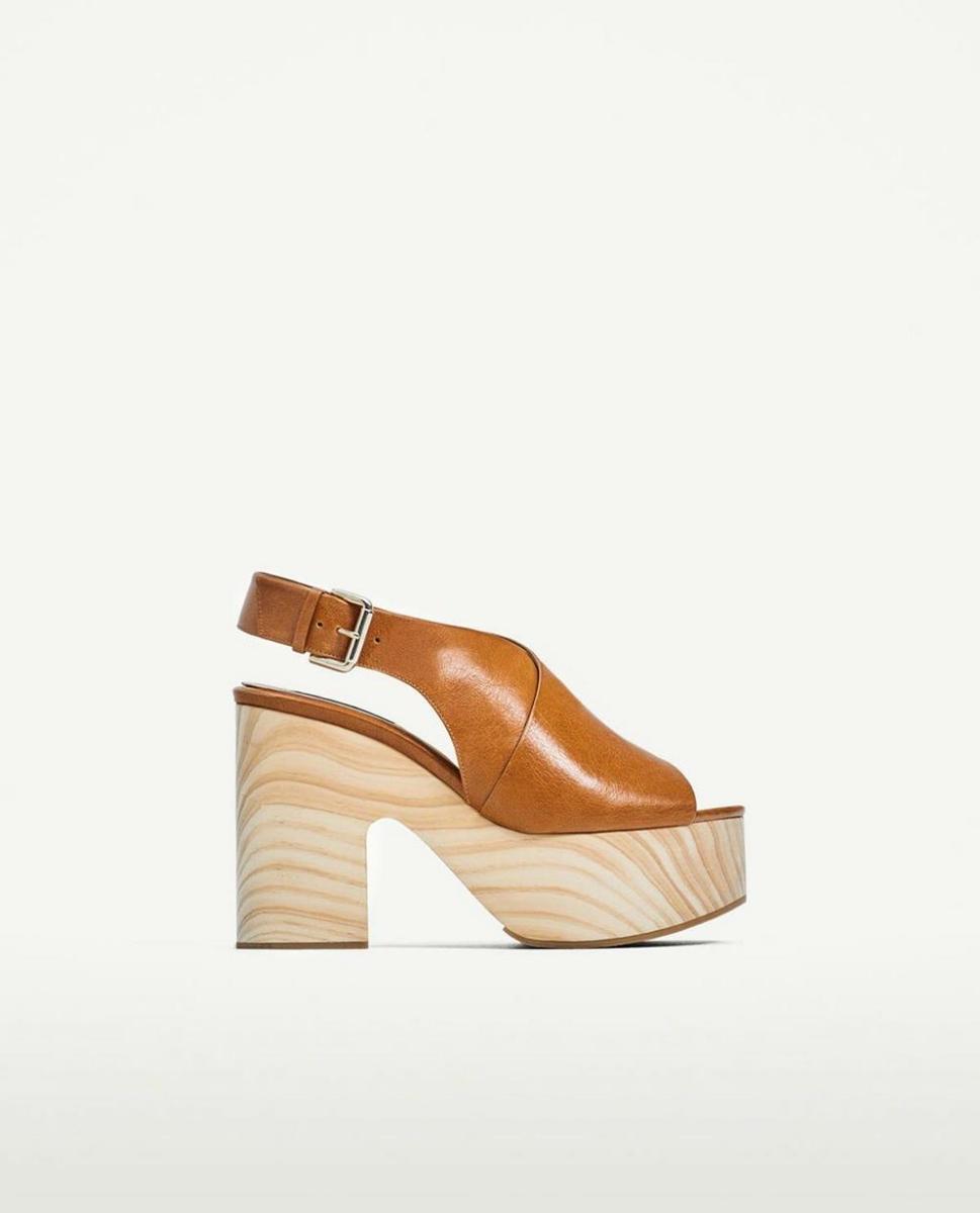 Cuña de madera y piel de Zara (Precio:  39.99 euros)