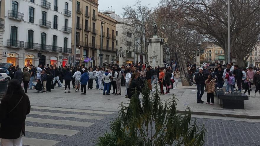 VÍDEO | Expectació a Figueres per la trobada de 'therians': 400 persones es concentren a la Rambla per rebre'ls, però no apareixen