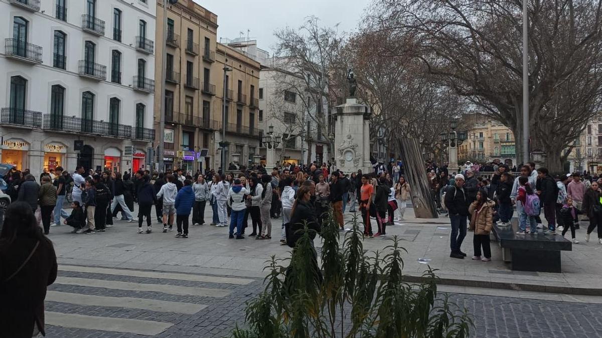 VÍDEO | Expectació a Figueres per la trobada de 'therians': 400 persones es concentren a la Rambla per rebre'ls, però no apareixen