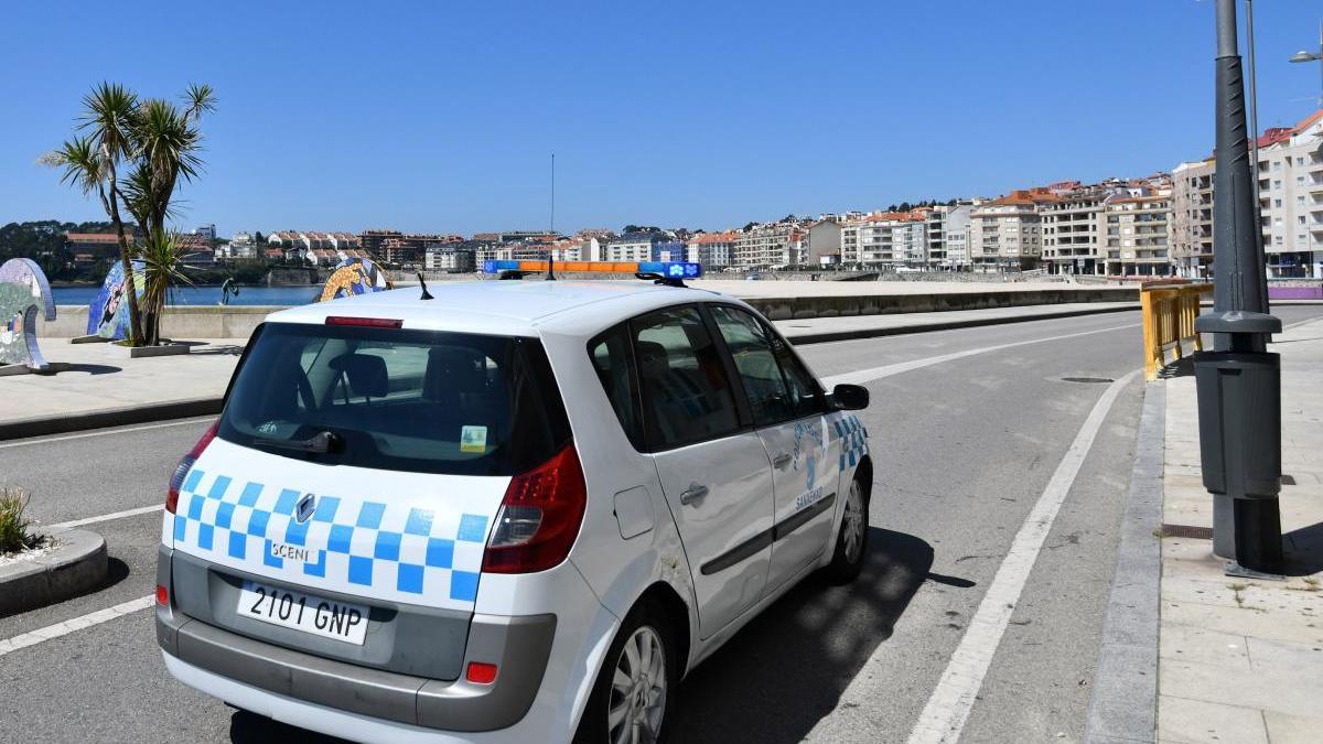 Policía Local de Sanxenxo, esta Semana Santa, patrullando por el municipio. // Gustavo Santos