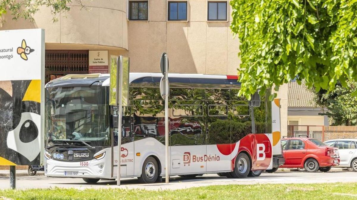 Uno de los nuevos autobuses en la plaza Jaume I
