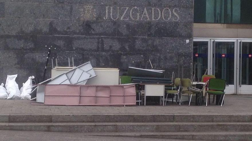 Muebles en el exterior de los juzgados de Poniente.