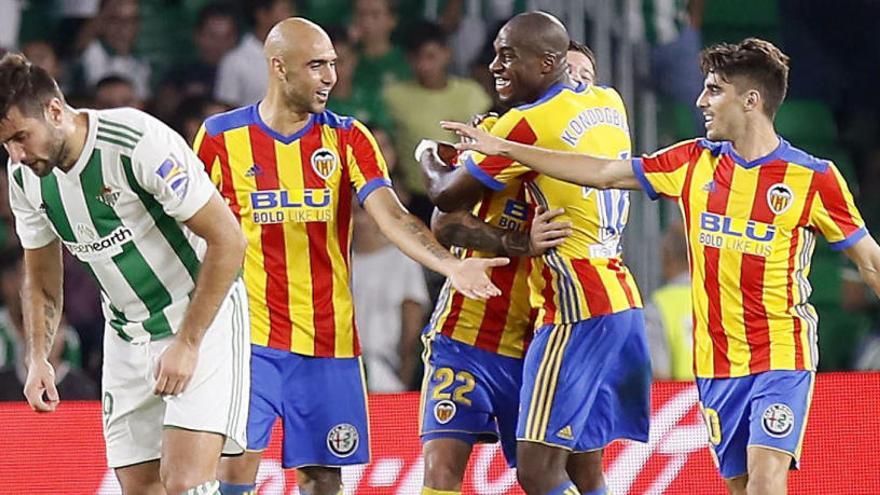 Los futbolistas del Valencia celebran uno de los goles.