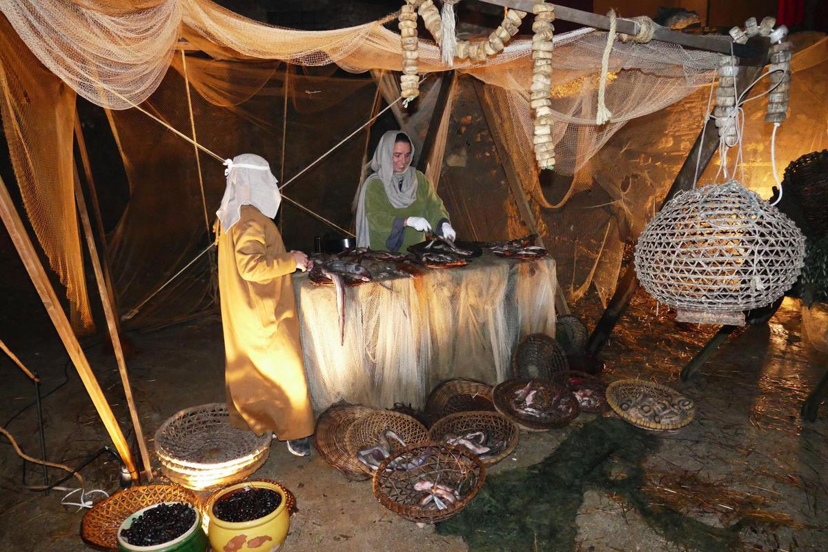 La 42a edició del Pessebre Vivent de Peralada manté viva la tradició recorrent el centre històric del poble