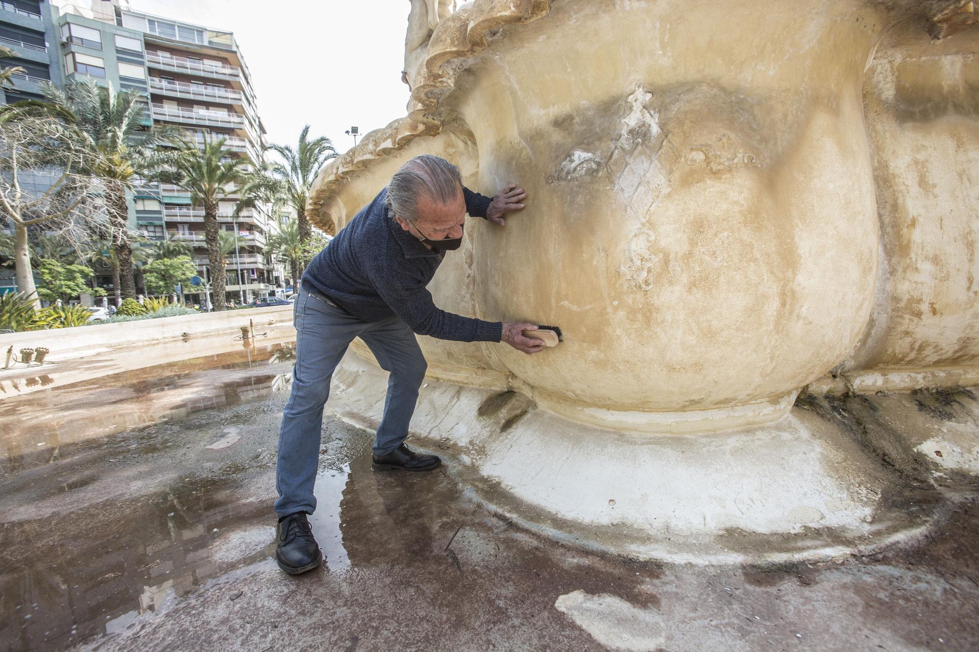 Así limpia a mano la fuente de Luceros de Alicante un espontáneo