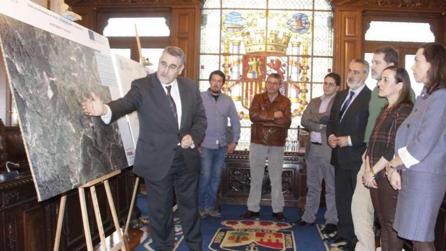 María Ramallo, Ethel Vázquez, Jacobo Moreira y Manuel Cores (de derecha a izquierda), con técnicos de la consellería. // Santos Álvarez