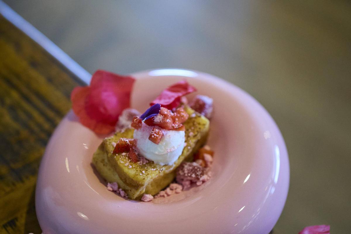 El brioix caramel·litzat amb gelat de nata fresca i maduixes en textures.