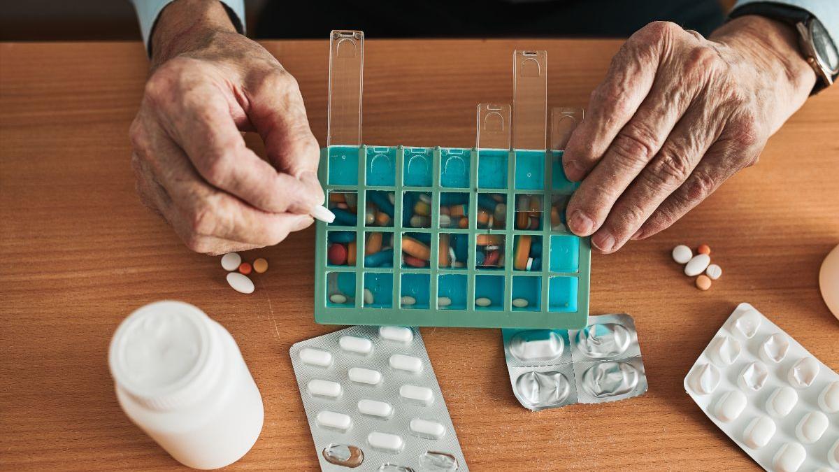 Un hombre organiza sus medicamentos.