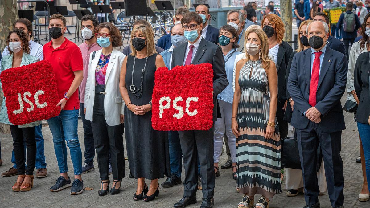 El PSC, liderado por Salvador Illa, durante la ofrenda floral al monumento de Rafael Casanova.