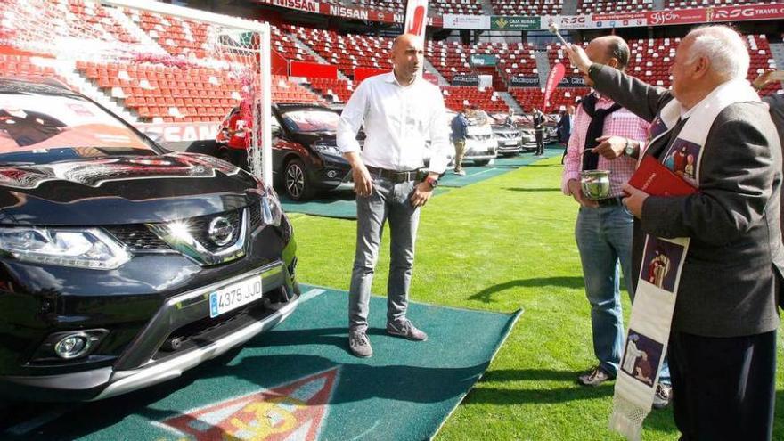 Fueyo dejó bendecida la nueva flota rojiblanca. Fernando Fueyo, capellán del Sporting, procedió a la bendición de los nuevos vehículos del Sporting, como se ve en la fotografía, en presencia de Abelardo.