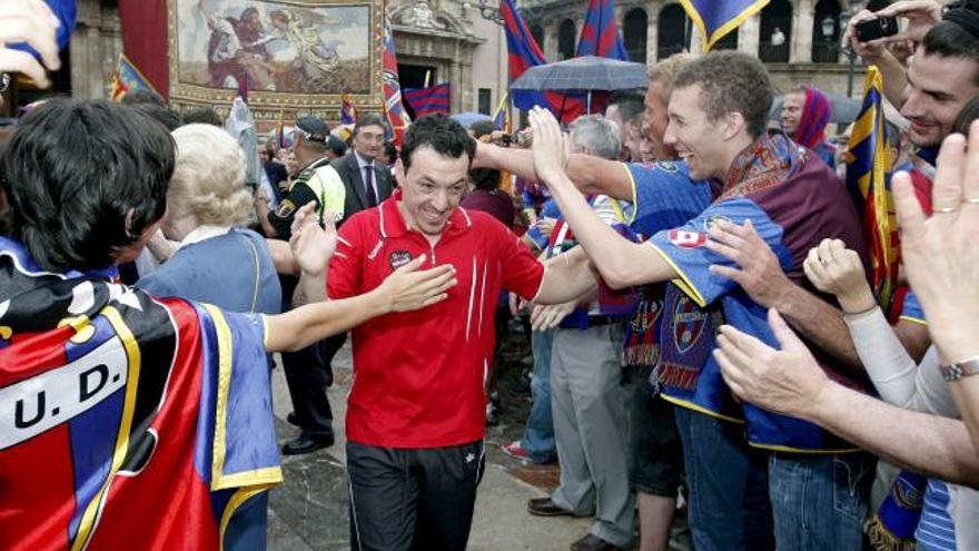 El jugador del Levante UD Rubén es felicitado por la afición durante la celebración esta tarde del ascenso a Primera