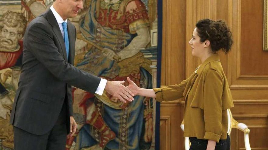 Felipe VI recibe a la portavoz de En Marea, Alexandra Fernández. // Efe