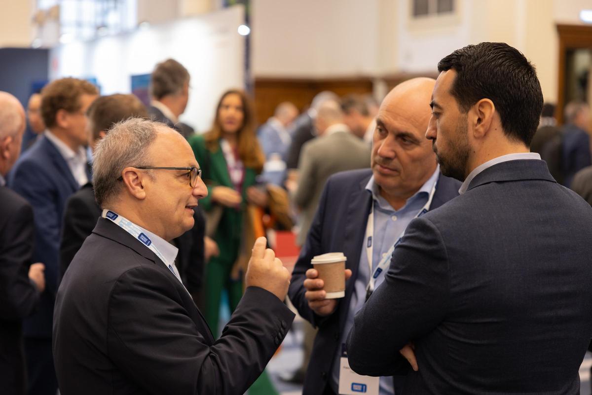 Jesús del Estad, CEO de Atrebo, en la imagen durante su participación en Londres en el evento empresarial Towerxchange. Junto a él, Nilmar Seccomandi, director de infraestructuras y redes autónomas en Telefónica, y Pablo Casado de las Heras, director de centros globales de datos y centros principales en Telefónica.