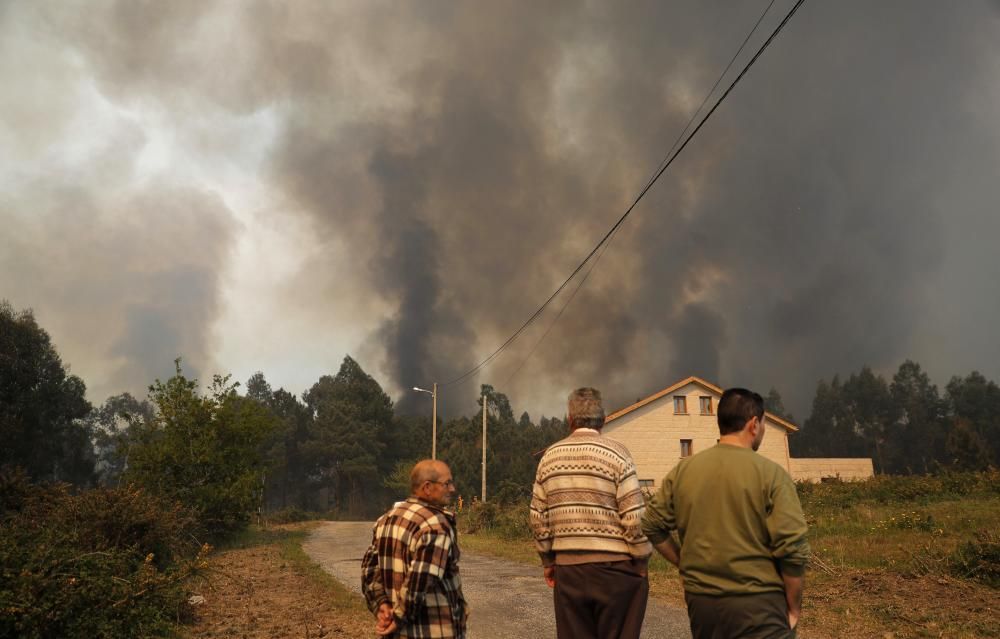 Un instituto y una escuela unitaria han sido desalojados. El fuego ya ha arrasado unas 850 hectáreas.